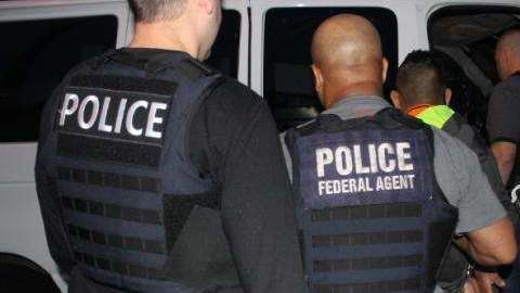 Los agentes no portaban chalecos que los distinguiera como miembros de ICE.