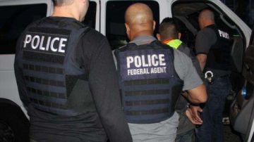 Los agentes no portaban chalecos que los distinguiera como miembros de ICE.