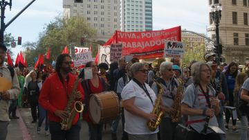 Marchas por el Primero de Mayo en defensa de los derechos de los trabajadores y los inmigrantes se dieron en numerosos puntos del Área de la Bahía. (Fernando A. Torres / La Opinión de la Bahía)