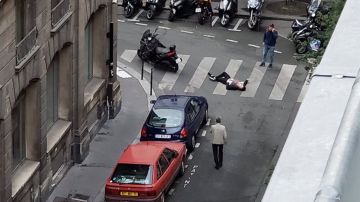 Un hombre atacó con un cuchillo a varias personas en París.