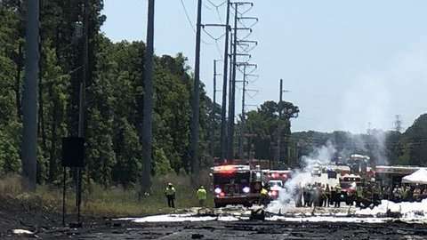 El avión cayó sobre una carretera
