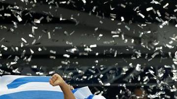 Thiago Silva, capitán del PSG y Sebastien Flochon, capitán de Les Herbiers con la Copa de Francia.  (Foto: EFE/YOAN VALAT)