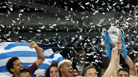Thiago Silva, capitán del PSG y Sebastien Flochon, capitán de Les Herbiers con la Copa de Francia.  (Foto: EFE/YOAN VALAT)