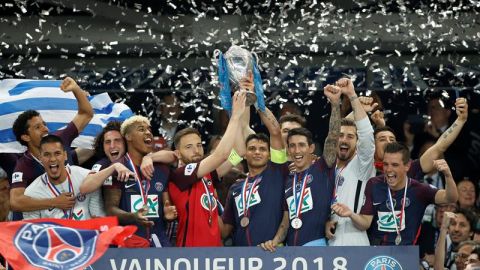 Thiago Silva, capitán del PSG y Sebastien Flochon, capitán de Les Herbiers con la Copa de Francia. (Foto: EFE/YOAN VALAT)
