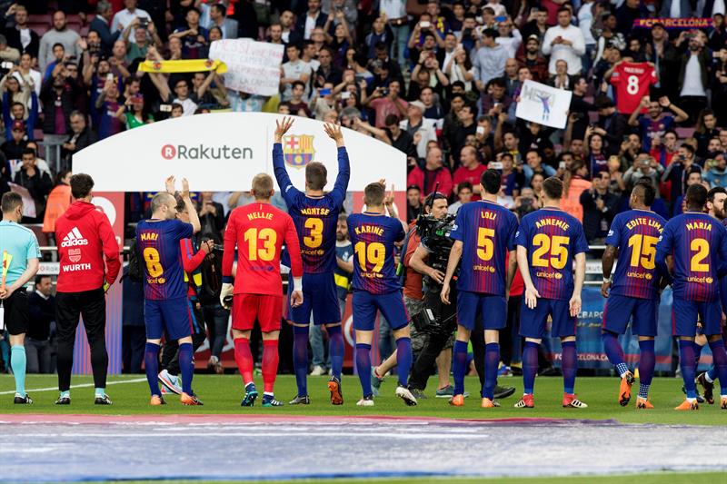 El Barcelona rindió homenaje al Día de las Madres en su partido ante el Villarreal CF. (Foto: EFE/Toni Albir)