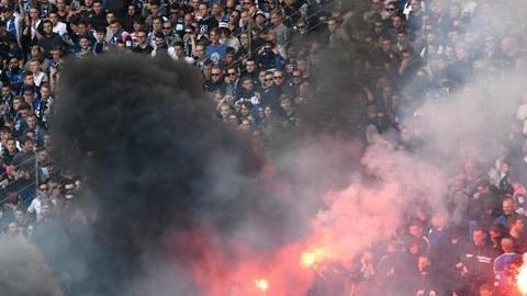 Ultras del Hamburgo arrojaron petardos al terreno de juego en protesta por el descenso