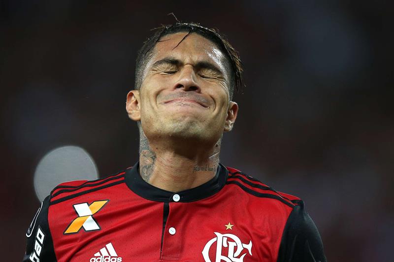 El delantero peruano del Flamengo, Paolo Guerrero, se pierde el Mundial de Rusia 2018. (Foto: EFE/ Marcelo Sayao/ARCHIVO)