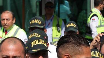 El peruano Paolo Guerrero saluda a seguidores a su llegada a Lima (Foto: EFE/Ernesto Arias)
