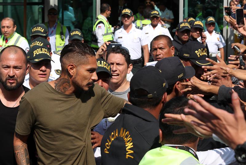 El peruano Paolo Guerrero saluda a seguidores a su llegada a Lima (Foto: EFE/Ernesto Arias)