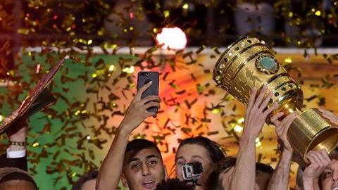 Los mexicanos Marco Fabián y Carlos Salcedo del Eintracht Frankfurt celebran la Copa Alemania. (Foto: EFE/EPA/ARMANDO BABANI)