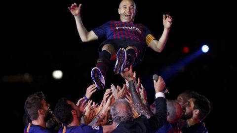 El Camp Nou se rindió ante el capitán del FC Barcelona Andrés Iniesta. (Foto: EFE/Enric Fontcuberta)