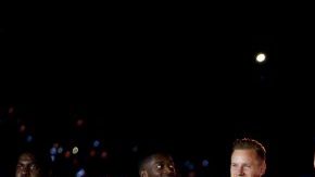 Los jugadores del FC Barcelona posan con los trofeos de Liga y Copa. (Foto: EFE/Enric Fontcuberta)