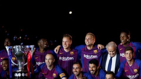 Los jugadores del FC Barcelona posan con los trofeos de Liga y Copa. (Foto: EFE/Enric Fontcuberta)