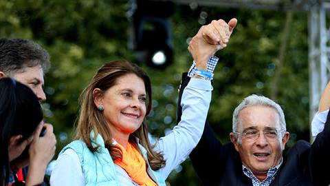 El candidato a la presidencia de Colombia Iván Duque (d) y su fórmula vicepresidencial, Marta Lucía Ramirez (i), acompañados por el senador colombiano Álvaro Uribe (c), durante su cierre de campaña.