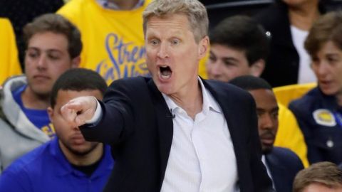 Steve Kerr, entrenador de los Golden State Warriors habló mal de la NFL y sus medidas. (Foto: EFE/ JOHN G. MABANGLO)