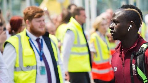 El delantero senegalés del Liverpool Sadio Mané tendrá 'porra' en su pueblo natal para la final de la Champions. (Foto: EFE/ Peter Powell)