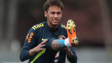 Neymar participó de lleno en el entrenamiento de Brasil. (Foto: EFE/ MARCELO SAYÃO)