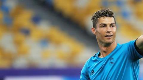Cristiano Ronaldo saludó a lo lejos al camarógrafo de Univision al que golpeó con el balón. (Foto: EFE/ ARMANDO BABANI)