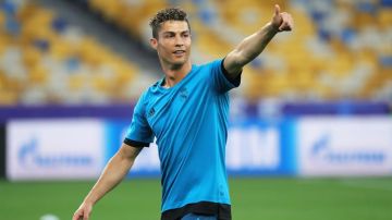 Cristiano Ronaldo saludó a lo lejos al camarógrafo de Univision al que golpeó con el balón. (Foto: EFE/ ARMANDO BABANI)