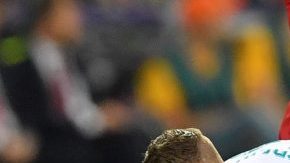 Sergio Ramos y Mohamed Salah cayeron juntos en el terreno de juego en Kiev. (Foto: EFE/EPA/GEORGI LICOVSKI)