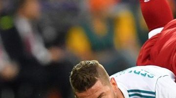 Sergio Ramos y Mohamed Salah cayeron juntos en el terreno de juego en Kiev. (Foto: EFE/EPA/GEORGI LICOVSKI)