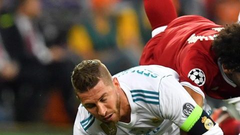 Sergio Ramos y Mohamed Salah cayeron juntos en el terreno de juego en Kiev. (Foto: EFE/EPA/GEORGI LICOVSKI)