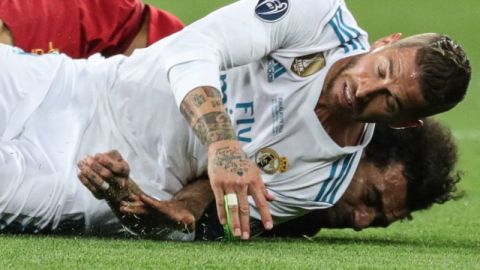 El egipcio Mohamed Salah es lesionado por Sergio Ramos. (Foto: EFE/EPA/ARMANDO BABANI)
