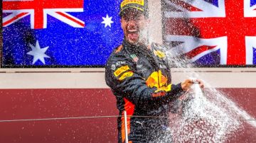 El piloto australiano Daniel Ricciardo de Aston Martin Red Bull Racing celebra su primer lugar en el Grand Prix de Monaco. (Foto: EFE/EPA/SRDJAN SUKI)