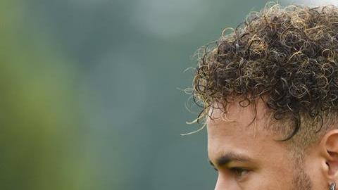 Neymar volvió a sufrir molestias en el pie derecho, durante la práctica de Brasil en Londres