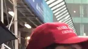 El sujeto es abogado y participó en mínitines a favor de Trump.