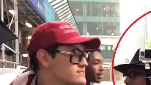 El sujeto es abogado y participó en mínitines a favor de Trump.