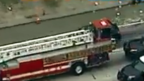 El conductor del camión dijo que un vehículo le cortó el paso, provocando que cambiara de carril y golpeara un auto.