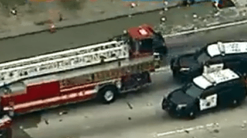 El conductor del camión dijo que un vehículo le cortó el paso, provocando que cambiara de carril y golpeara un auto.