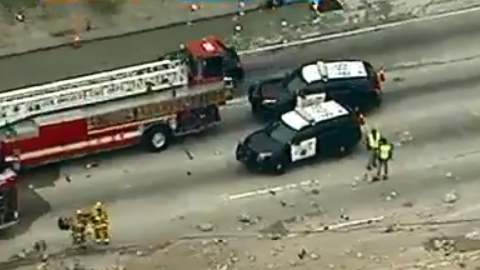 El conductor del camión dijo que un vehículo le cortó el paso, provocando que cambiara de carril y golpeara un auto.