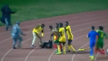 La agresión a un árbitro en el fútbol de Etiopía ya le dio la vuelta al mundo.