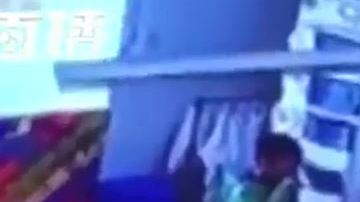 Maestra castiga a alumnos obligándolos a beber agua hirviendo