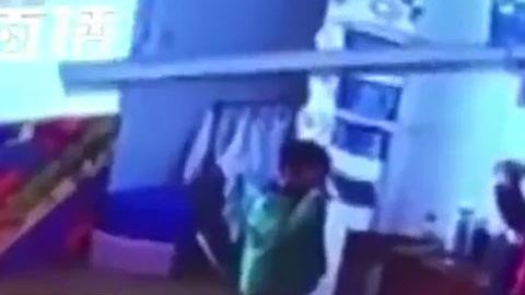 Maestra castiga a alumnos obligándolos a beber agua hirviendo