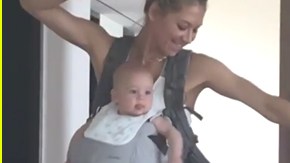 Anna Kournikova baila así con su hija, al ritmo de la música de su marido.