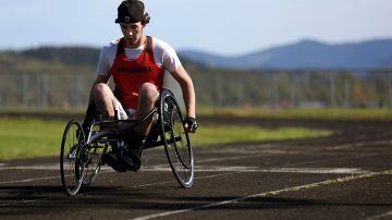 Este adolescente está luchando contra todos los obstáculos desde que tuvo un accidente que le dejó en silla de ruedas.