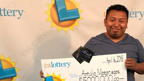Antulio Mazariegos con su último premio.
