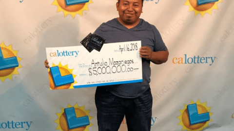 Antulio Mazariegos con su último premio.