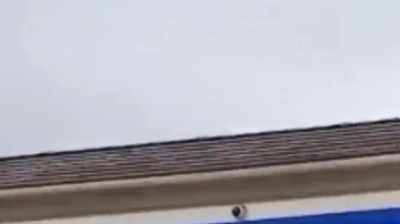 La víctima había estado dentro de la estación ARCO comprando artículos.