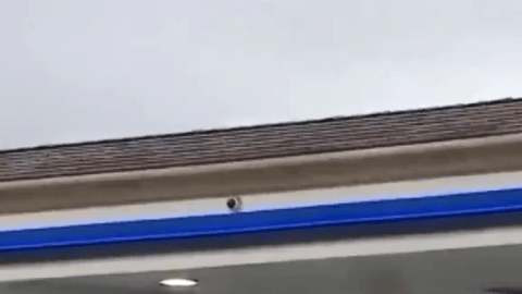 La víctima había estado dentro de la estación ARCO comprando artículos.