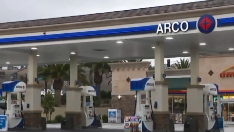 La víctima había estado dentro de la estación ARCO comprando artículos.