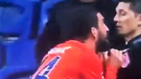 Arda Turan sigue dando de qué hablar con su comportamiento violento.