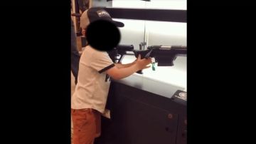 Niño carga rifle