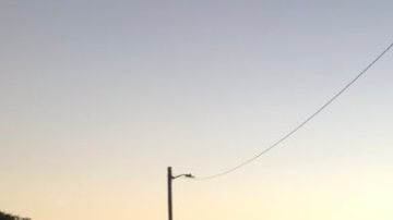 La policía busca pistas para resolver el caso.