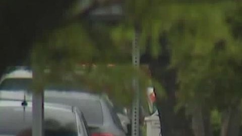 Las autoridades indagan en la escena del crimen