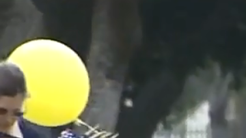 Tras colocar cada pequeña bandera, los 10,000 volunarios dijeron el nombre del veterano en voz alta y lo saludaron.