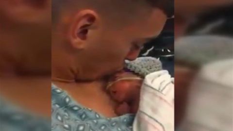 La reacción del bebé tras el beso de su papá emocionó al mundo.